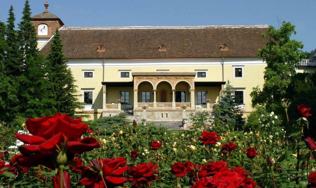 Hotel Schloss Weikersdorf Exterior