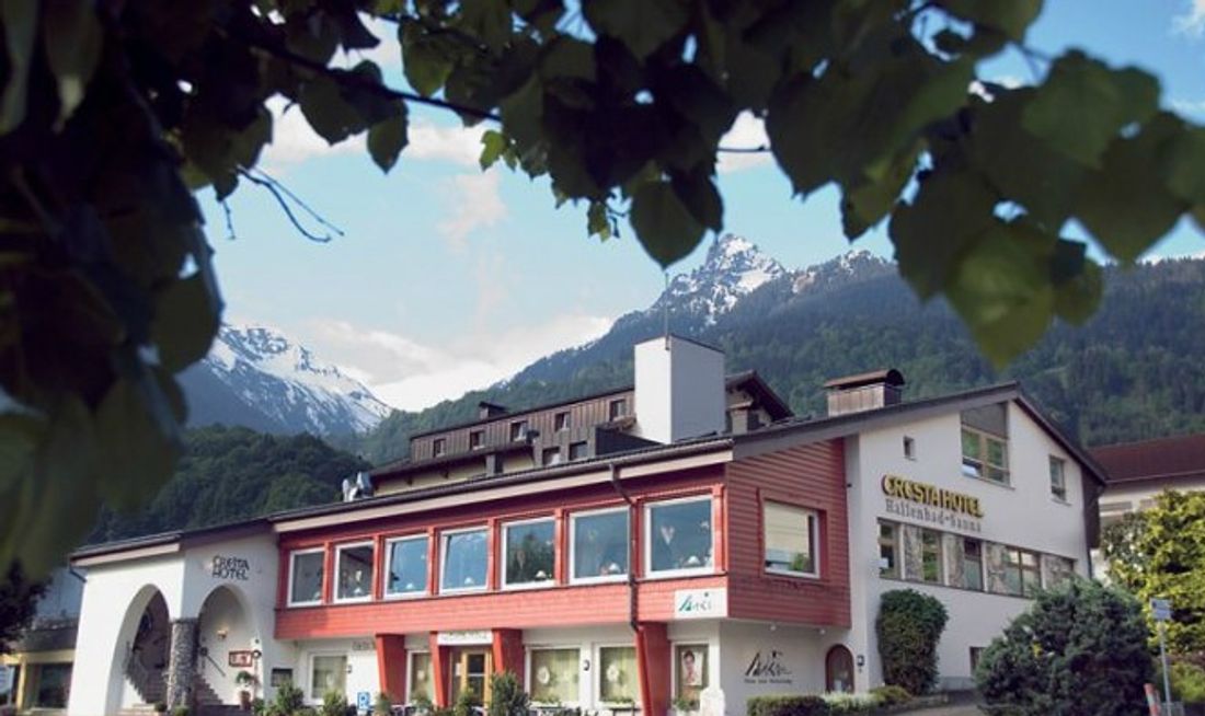 Cresta Hotel Exterior