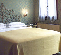 La Fenice et des Artistes Hotel Room