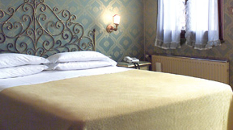 La Fenice et des Artistes Hotel Room