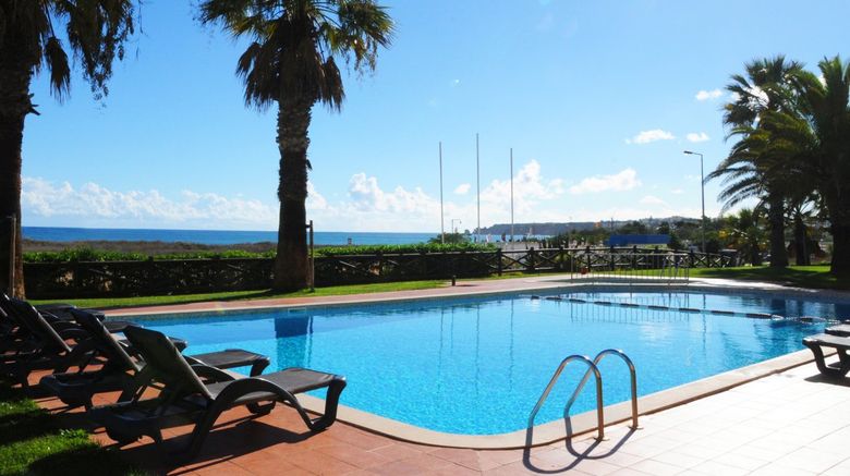 <b>Dom Pedro Meia Praia Apartamentos Pool</b>