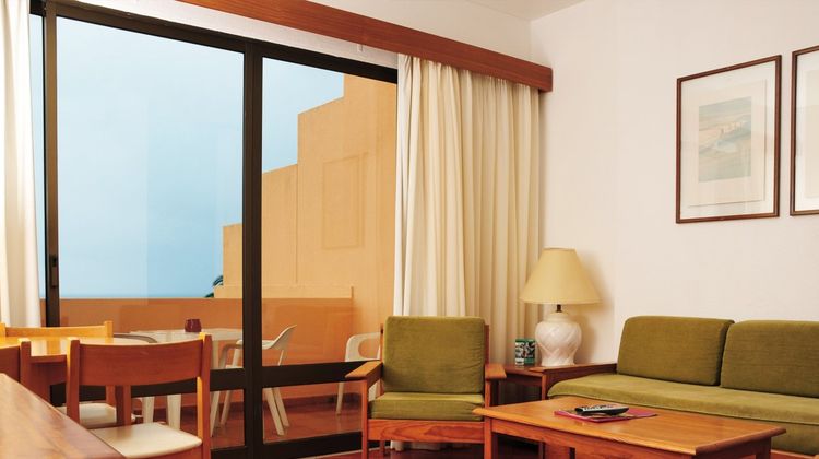 Dom Pedro Meia Praia Apartamentos Room