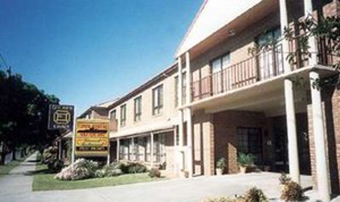 Holbrook Town Centre Motor Inn Exterior