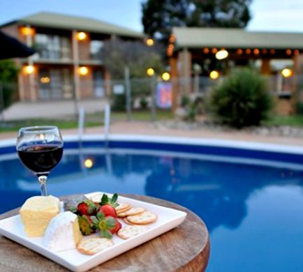 Statesman Motor Inn Pool