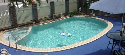 Lantern Motor Inn Pool