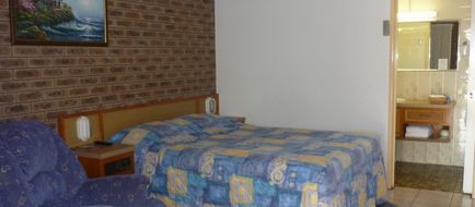 Lantern Motor Inn Room