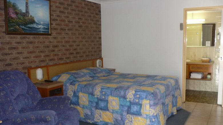 <b>Lantern Motor Inn Room</b>