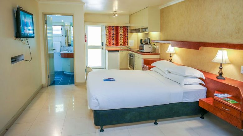<b>Gateway Hotel & Apartments Room</b> <b>Gateway Hotel & Apartments Room</b>