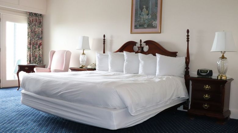 <b>Bar Harbor Hotel Bluenose Inn Room</b>