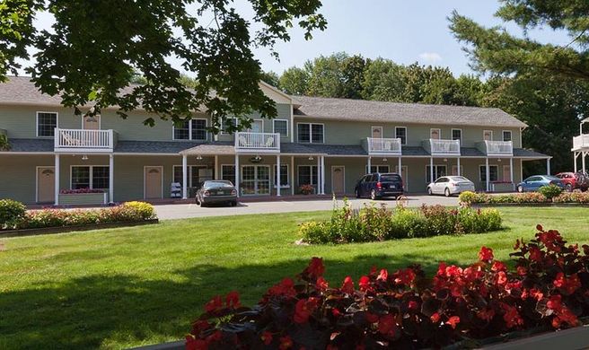 Cromwell Harbor Motel Exterior