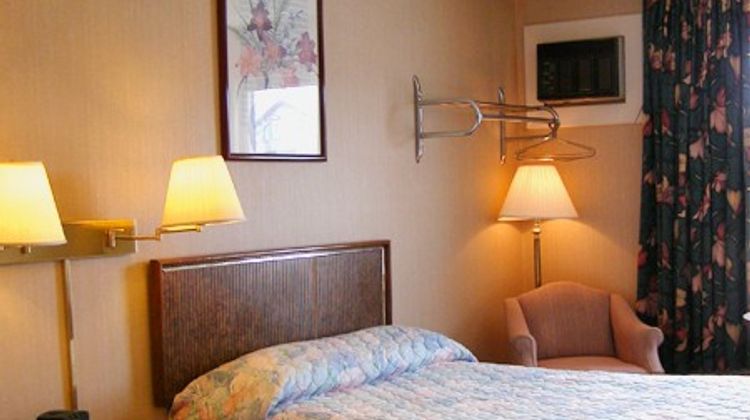 Pamola Motor Lodge Room
