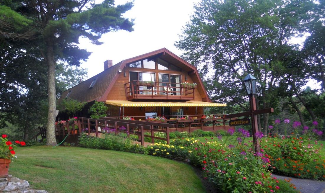 Howard House Lodge Exterior
