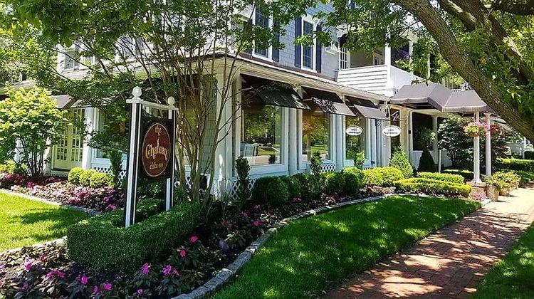 The Chateau Inn & Suites Exterior