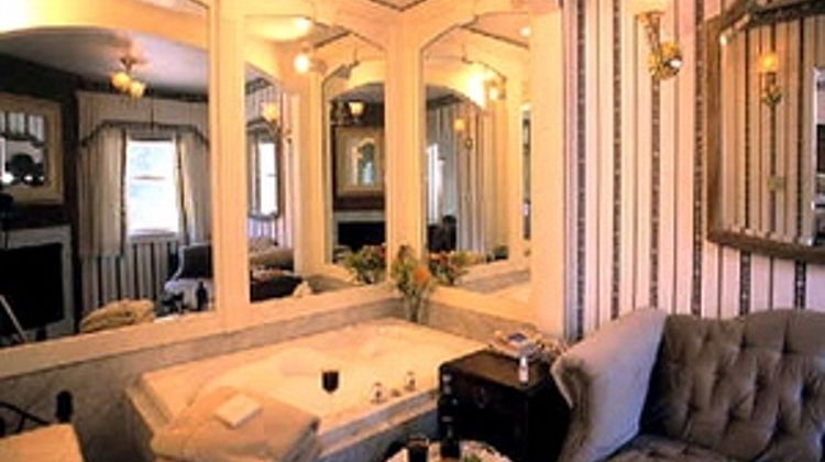 Serenity Inn Newport Suite
