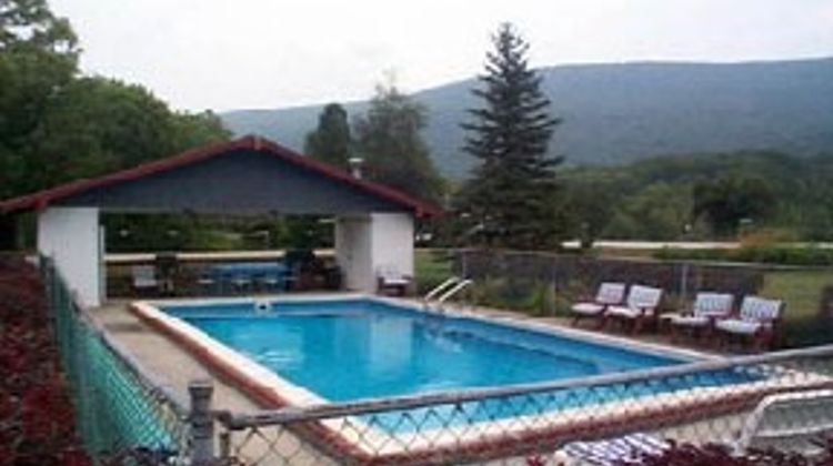 Chalet Motel, A Travelodge by Wyndham Pool