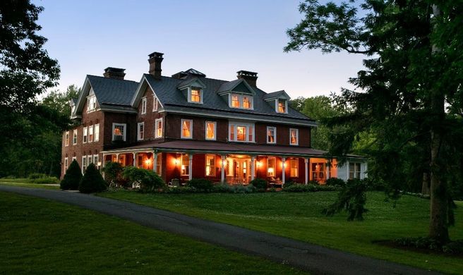 Cameron Estate Inn & Restaurant Exterior