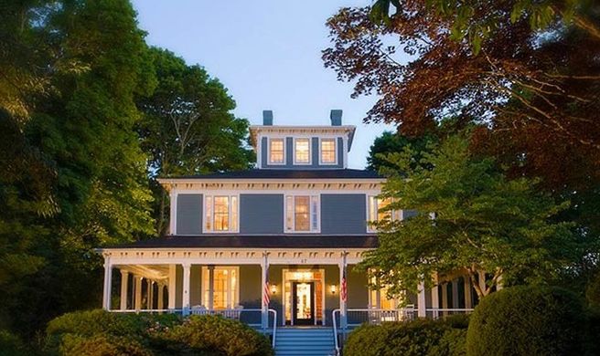 The Captain's Manor Inn B & B Exterior
