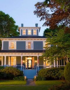 The Captain's Manor Inn B & B