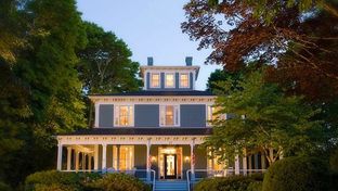 The Captain's Manor Inn B & B