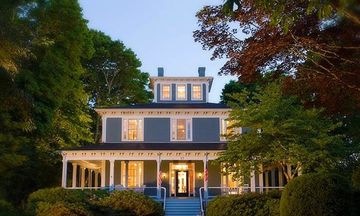 The Captain's Manor Inn B & B