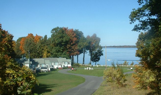 Fair Wind Motel and Cottages Exterior