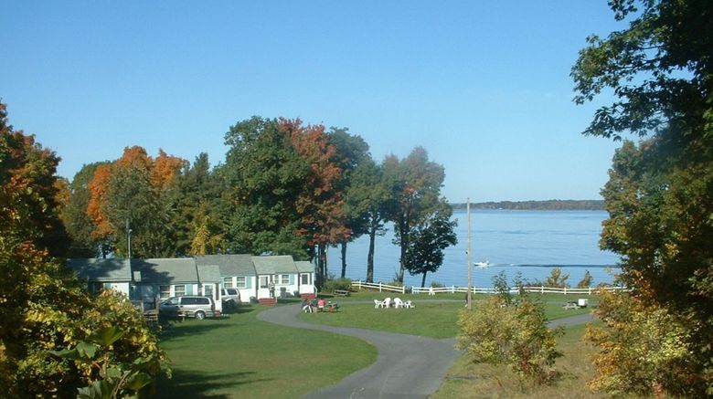 <b>Fair Wind Motel and Cottages Exterior</b>