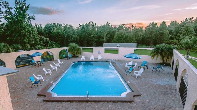 Shining Light Inn & Suites Pool