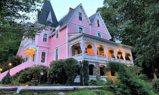 Cedar Crest Inn Exterior