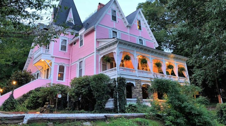 Cedar Crest Inn Exterior