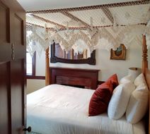 The Washington Inn & Tavern Room