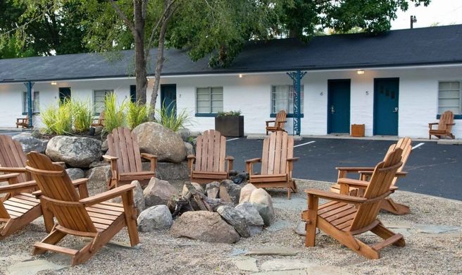 Al & Sally's Motel Exterior