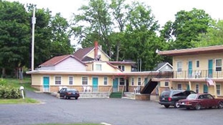 Economy Inn Cadillac Exterior