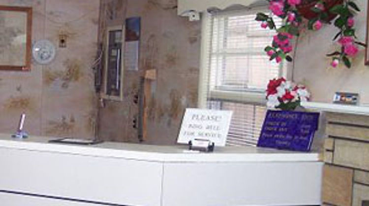 Economy Inn Cadillac Lobby