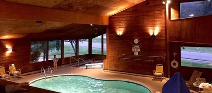 Cedar Motor Inn Pool