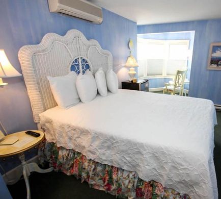 Metivier Inn Room