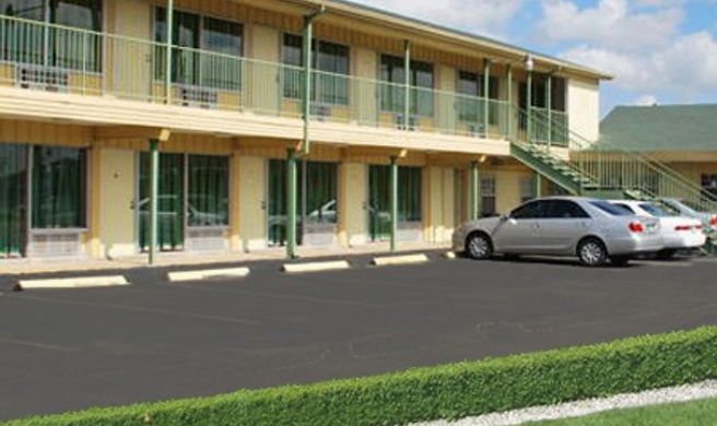 Thunderbird Motel Exterior
