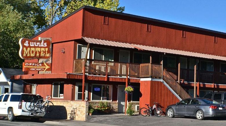 <b>4 Winds Motel Exterior</b>