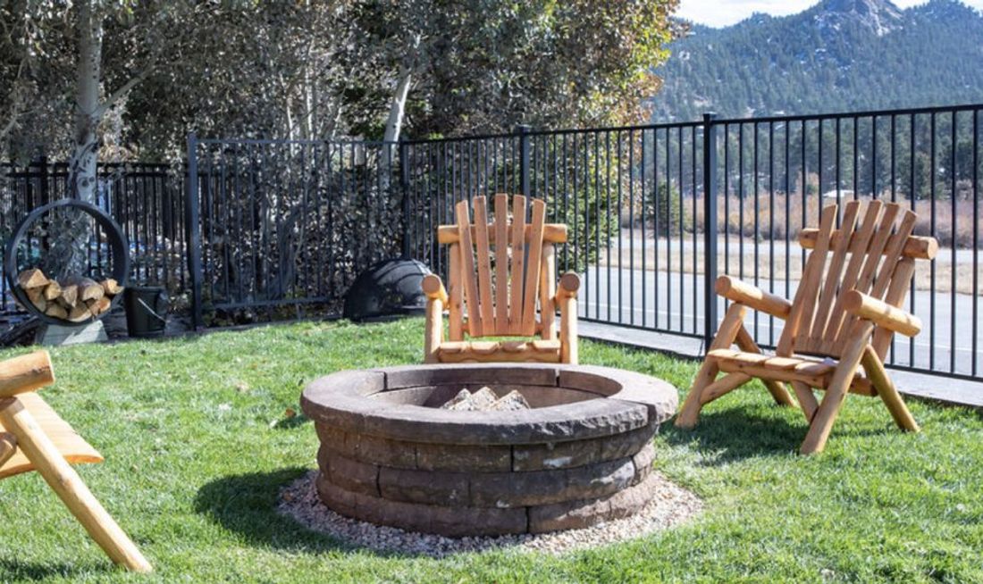 Alpine Trail Ridge Inn Exterior