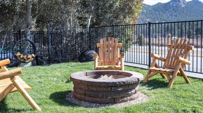 Alpine Trail Ridge Inn Exterior