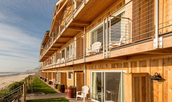 Pelican Shores Inn Exterior