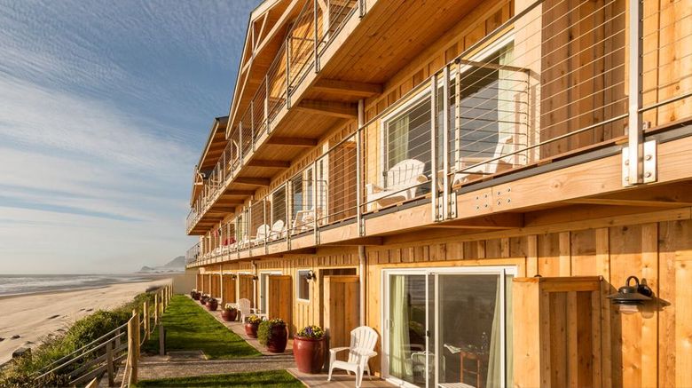 Pelican Shores Inn Exterior