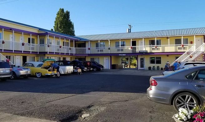Royal Victorian Motel Exterior