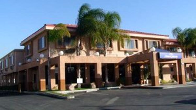 Howard Johnson Inn and Suites Reseda Exterior