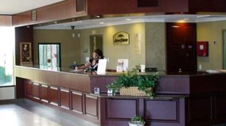 Howard Johnson Inn and Suites Reseda Lobby