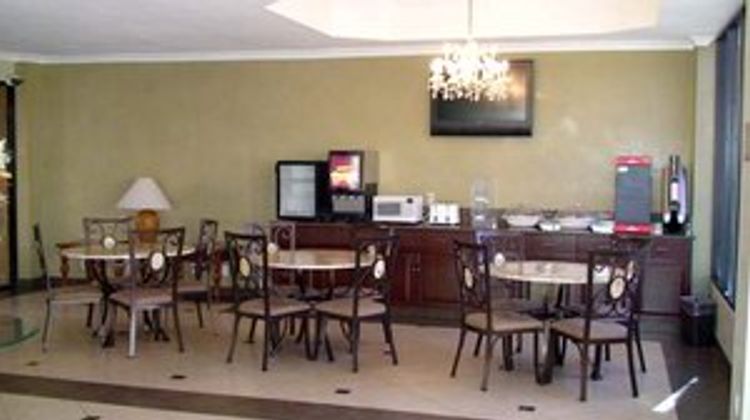 Howard Johnson Inn and Suites Reseda Restaurant