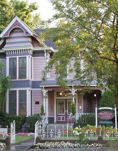 Hennessey House Bed & Breakfast