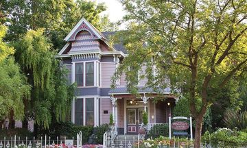 Hennessey House Bed & Breakfast