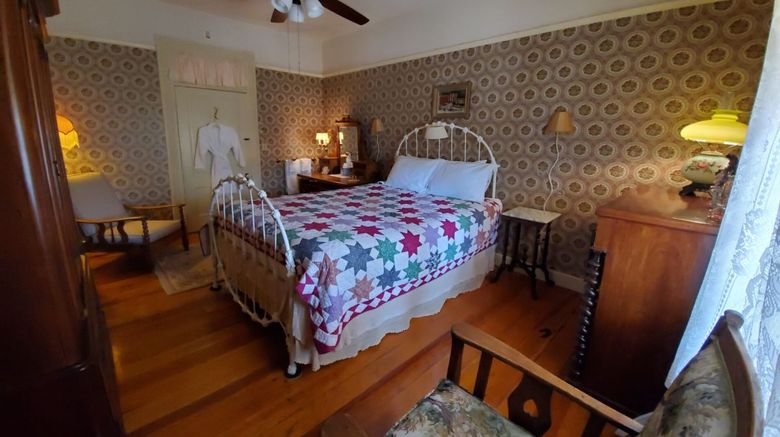 <b>American River Inn Room</b>