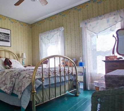 The Hilltop Inn Room