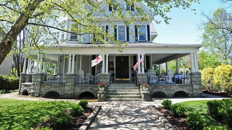 Whistling Swan Inn Exterior